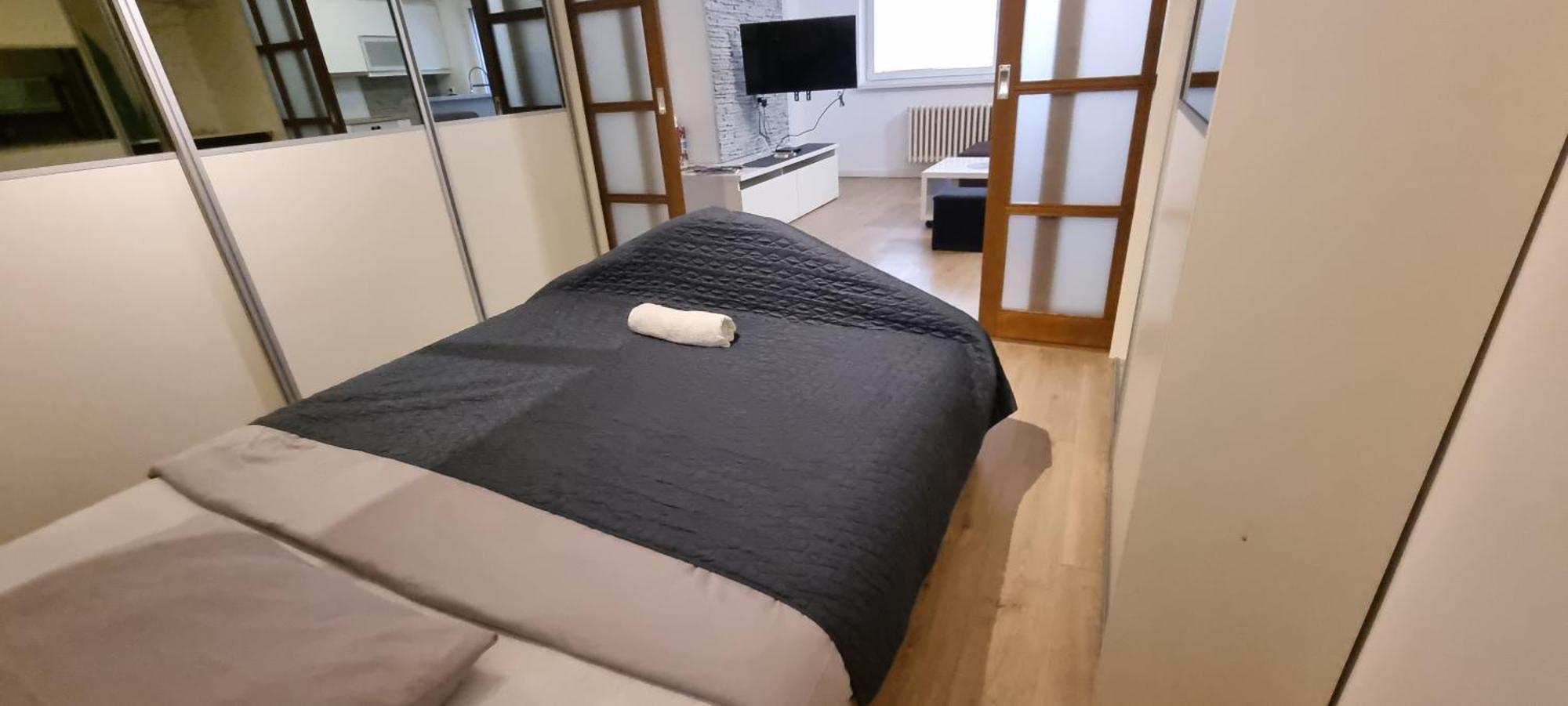 Huge Apartment Next To Train Station Close To The City Center Братислава Екстер'єр фото