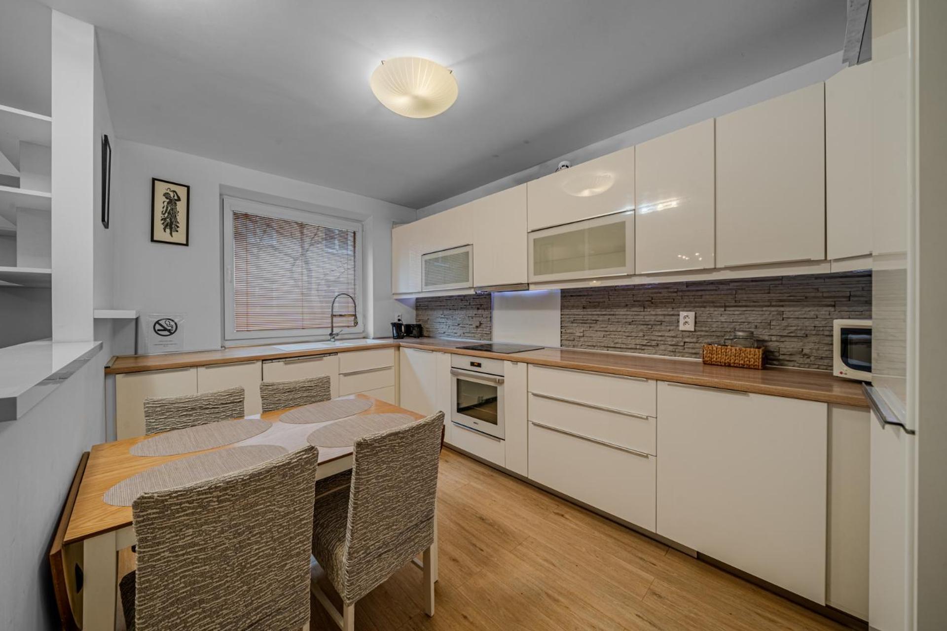Huge Apartment Next To Train Station Close To The City Center Братислава Екстер'єр фото