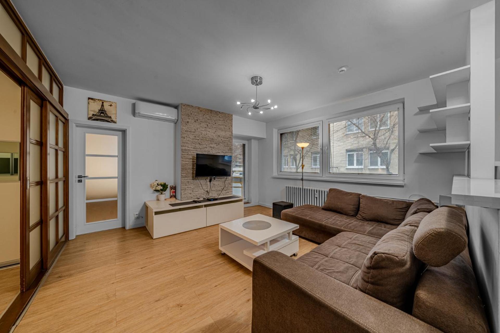 Huge Apartment Next To Train Station Close To The City Center Братислава Екстер'єр фото