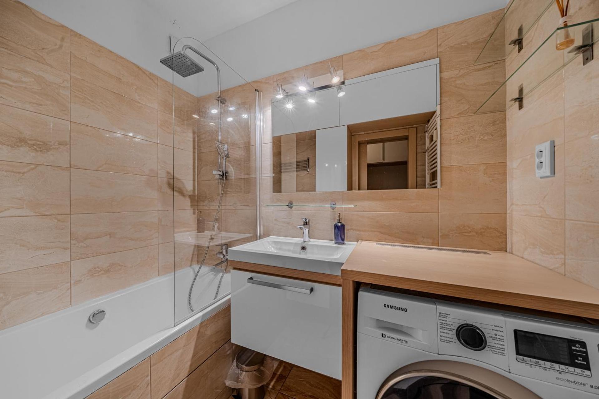 Huge Apartment Next To Train Station Close To The City Center Братислава Екстер'єр фото